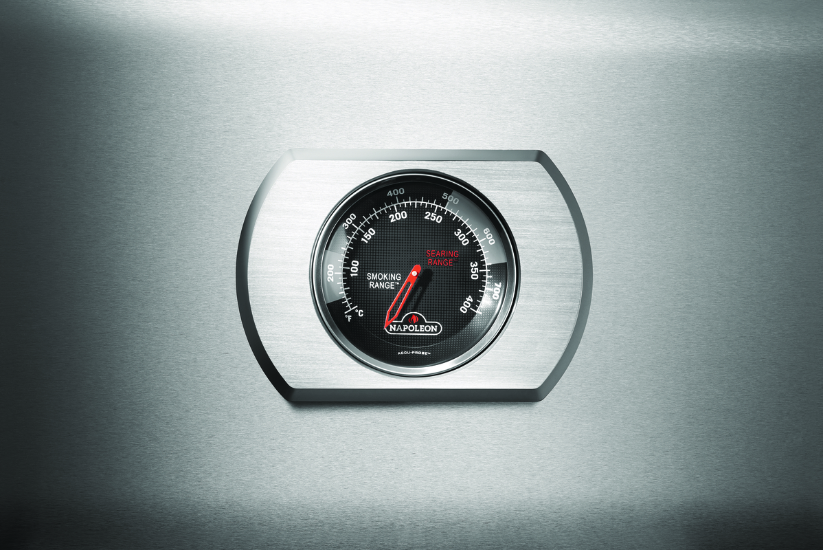 Termometr w pokrywie grilla gazowego Napoleon Rogue Pro 625 RPS525RSIBPSS